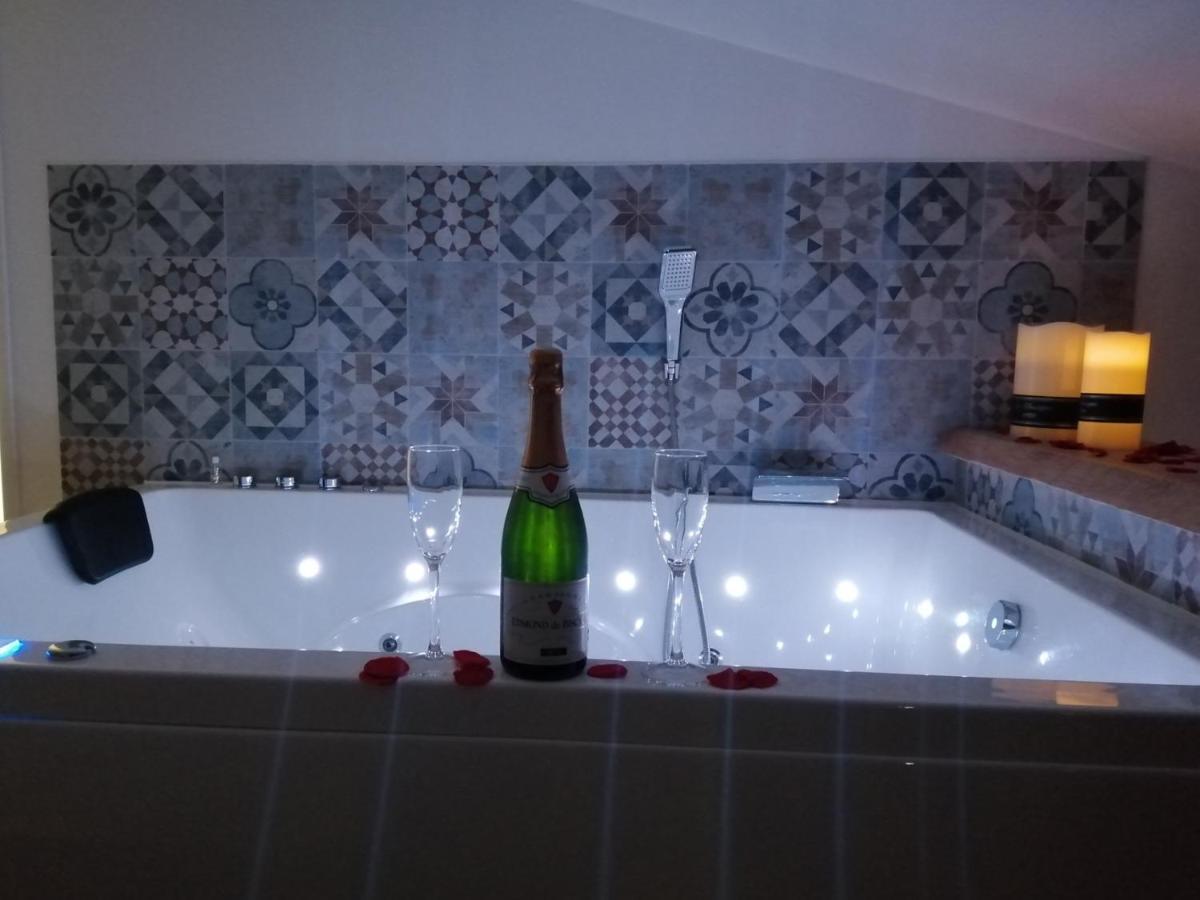 Escapadeveyloise-Nuit Romantique-Spa-Cine-Champagne Pont-de-Veyle Kültér fotó