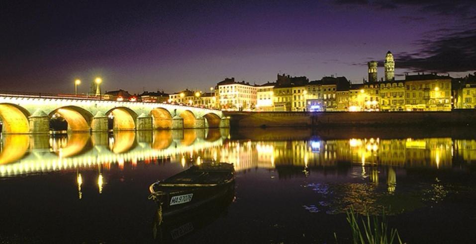 Escapadeveyloise-Nuit Romantique-Spa-Cine-Champagne Pont-de-Veyle Kültér fotó