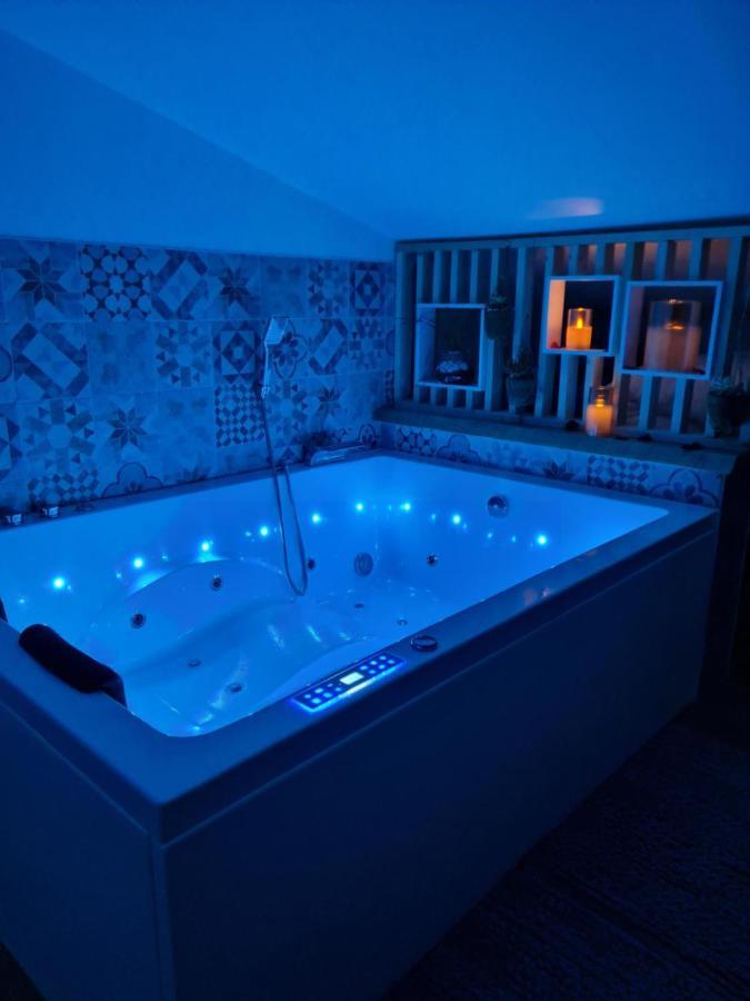 Escapadeveyloise-Nuit Romantique-Spa-Cine-Champagne Pont-de-Veyle Kültér fotó