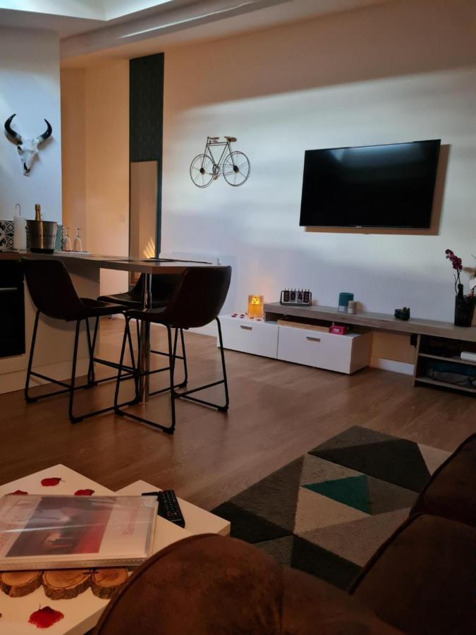 Escapadeveyloise-Nuit Romantique-Spa-Cine-Champagne Pont-de-Veyle Kültér fotó