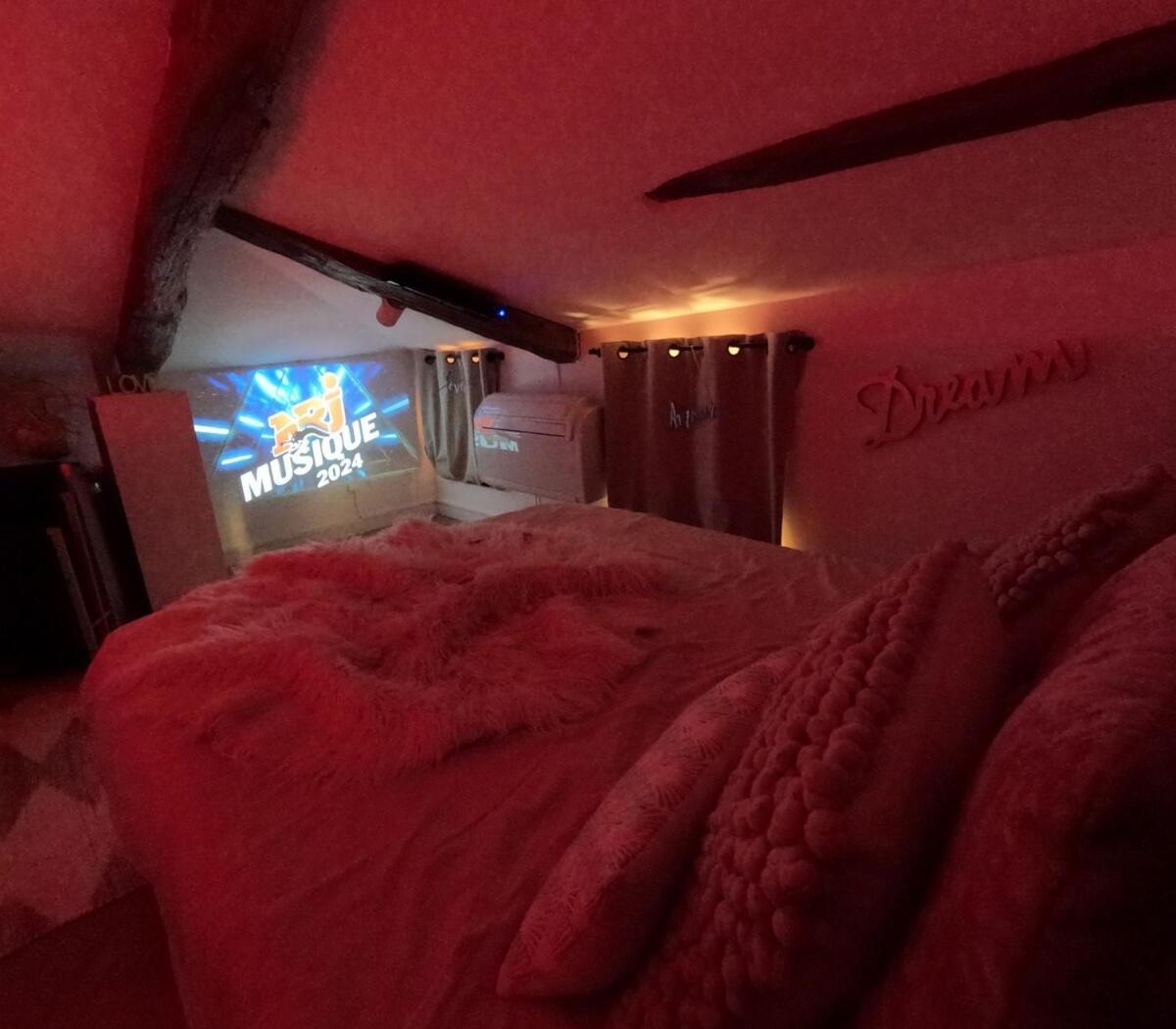 Escapadeveyloise-Nuit Romantique-Spa-Cine-Champagne Pont-de-Veyle Kültér fotó